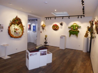 Animéral dans une expo - Peintures bas-reliefs
